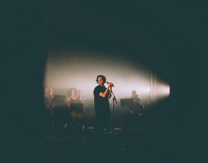 Com show tímido e poético, Thiago Pethit põe fim ao período de hiato em sua carreira e retorna aos palcos cantando para um público fiel e enfeitiçado